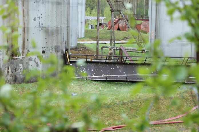 Naftas produktu uzglabāšanas objekta teritorija Komunālajā ielā Rēzeknē, kur 2026. gada 7. maijā nokritis drons. Foto: Māris Justs / LSM Latgales redakcija