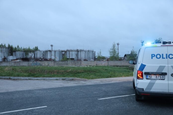 Rēzeknē nokrituši droni, bojāts naftas rezervuārs: Latgalē atceltas mācības un sasauktas krīzes sēdes. Foto: Māris Justs / LSM Latgales studija