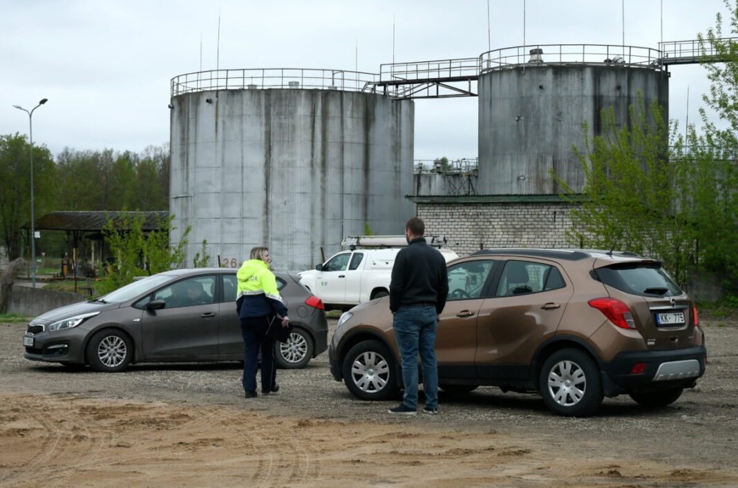 Naftas produktu uzglabāšanas objekta teritorija Komunālajā ielā Rēzeknē, kur nokritis drons. Foto: Ivars Soikāns / LETA