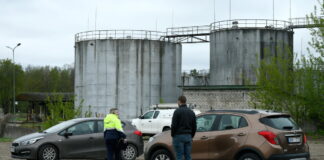 Kāpēc dronus nenotrieca un kā nostrādāja brīdināšanas sistēma: galvenais no preses konferences Rēzeknē Naftas produktu uzglabāšanas objekta teritorija Komunālajā ielā Rēzeknē, kur nokritis drons. Foto: Ivars Soikāns / LETA