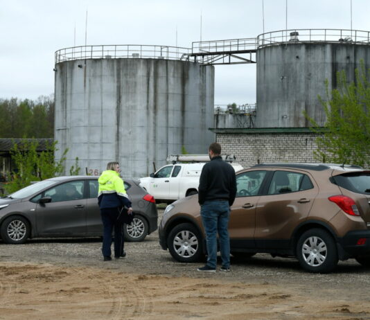 Naftas produktu uzglabāšanas objekta teritorija Komunālajā ielā Rēzeknē, kur nokritis drons. Foto: Ivars Soikāns / LETA