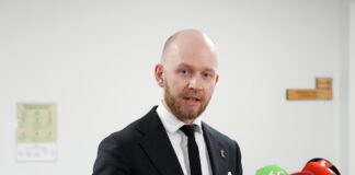 “Progresīvie” aicina sākt konsultācijas par jaunas valdības veidošanu — koalīcijā saasinās politiskā krīze Partijas "Progresīvo" Saeimas frakcijas vadītājs Andris Šuvajevs piedalās preses konferencē pēc tikšanās ar Ministru prezidenti Saeimas frakcijas telpās, kur pārrunāja turpmāko darbu koalīcijā. Foto: Zane Bitere / LETA