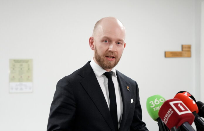 Preses konference pēc partijas "Progresīvie" Saeimas frakcijas deputātu un Ministru prezidentes tikšanās Partijas "Progresīvo" Saeimas frakcijas vadītājs Andris Šuvajevs piedalās preses konferencē pēc tikšanās ar Ministru prezidenti Saeimas frakcijas telpās, kur pārrunāja turpmāko darbu koalīcijā. Foto: Zane Bitere / LETA