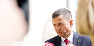 “Kokrūpnieku lietā” KNAB aizturēja Krauzi un Kronbergu, vēlāk ministru atbrīvoja No amata atstādinātais zemkopības ministrs Armands Krauze atbild uz žurnālistu jautājumiem pēc Korupcijas novēršanas un apkarošanas biroja aizturēšanas saistībā ar tā dēvēto kokrūpnieku lietu. Foto: Zane Bitere / LETA