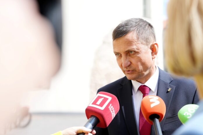 No amata atstādinātais zemkopības ministrs Armands Krauze atbild uz žurnālistu jautājumiem pēc Korupcijas novēršanas un apkarošanas biroja aizturēšanas saistībā ar tā dēvēto kokrūpnieku lietu. Foto: Zane Bitere / LETA No amata atstādinātais zemkopības ministrs Armands Krauze atbild uz žurnālistu jautājumiem pēc Korupcijas novēršanas un apkarošanas biroja aizturēšanas saistībā ar tā dēvēto kokrūpnieku lietu. Foto: Zane Bitere / LETA