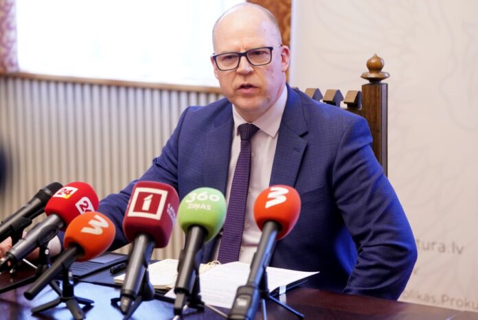Ģenerālprokurors Armīns Meisters preses konferencē sniedz komentāru par kokrūpnieku lietu. Paula Čurkste / LETA Ģenerālprokurors Armīns Meisters preses konferencē sniedz komentāru par kokrūpnieku lietu. Paula Čurkste / LETA