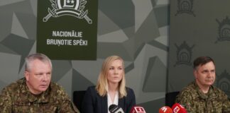 NBS par iespējamo apdraudējumu: “Mēs nevaram gaidīt, kamēr drons jau būs Latvijas gaisa telpā” Nacionālo bruņoto spēku Apvienotā štāba Informācijas analīzes un vadības departamenta priekšnieks Māris Tūtins (no kreisās), Aizsardzības ministrijas Militāri publisko attiecību departamentu vadītāja Guna Gavrilko un Krīzes vadības centra vadītājs, pulkvedis Arvis Zīle piedalās preses konferencē, kurā informē par iespējamo apdraudējumu Latvijas gaisa telpā. Foto: Evija Trifanova / LETA