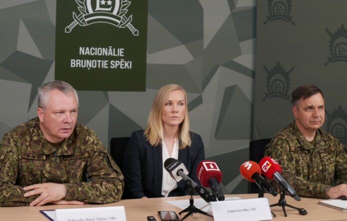 Nacionālo bruņoto spēku Apvienotā štāba Informācijas analīzes un vadības departamenta priekšnieks Māris Tūtins (no kreisās), Aizsardzības ministrijas Militāri publisko attiecību departamentu vadītāja Guna Gavrilko un Krīzes vadības centra vadītājs, pulkvedis Arvis Zīle piedalās preses konferencē, kurā informē par iespējamo apdraudējumu Latvijas gaisa telpā. Foto: Evija Trifanova / LETA Nacionālo bruņoto spēku Apvienotā štāba Informācijas analīzes un vadības departamenta priekšnieks Māris Tūtins (no kreisās), Aizsardzības ministrijas Militāri publisko attiecību departamentu vadītāja Guna Gavrilko un Krīzes vadības centra vadītājs, pulkvedis Arvis Zīle piedalās preses konferencē, kurā informē par iespējamo apdraudējumu Latvijas gaisa telpā. Foto: Evija Trifanova / LETA