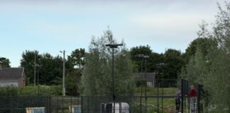 Padeltenisa laukuma montāža pie Cietokšņa promenādes Daugavpilī. 2026. gada 13. jūnijā. Foto: Anna Kusiņa / Chayka.lv