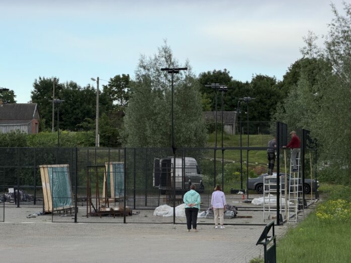 Padeltenisa laukuma montāža pie Cietokšņa promenādes Daugavpilī. 2026. gada 13. jūnijā. Foto: Anna Kusiņa / Chayka.lv Padeltenisa laukuma montāža pie Cietokšņa promenādes Daugavpilī. 2026. gada 13. jūnijā. Foto: Anna Kusiņa / Chayka.lv