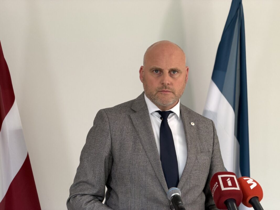 Ministru prezidents Andris Kulbergs preses konferencē informē par pieņemtajiem lēmumiem izbraukuma sēdē Latgalē. Foto: Anna Kusiņa / Chayka.lv Ministru prezidents Andris Kulbergs preses konferencē informē par pieņemtajiem lēmumiem izbraukuma sēdē Latgalē. Foto: Anna Kusiņa / Chayka.lv