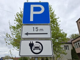Dārgi, bīstami un domāti tikai bagātajiem? Izskatām lielākās bažas par elektromobiļiem