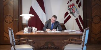 Valsts prezidents Edgars Rinkēvičs Saeimai otrreizējai caurlūkošanai nodod Imigrācijas likumu. Foto: Valsts prezidenta kanceleja