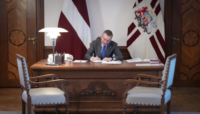 Valsts prezidents Edgars Rinkēvičs Saeimai otrreizējai caurlūkošanai nodod Imigrācijas likumu. Foto: Valsts prezidenta kanceleja