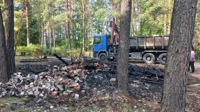 Koka saimniecības ēka, kas nodega Komunālajos kapos Daugavpilī. Foto: Inna Plavoka Koka saimniecības ēka, kas nodega Komunālajos kapos Daugavpilī. Foto: Inna Plavoka