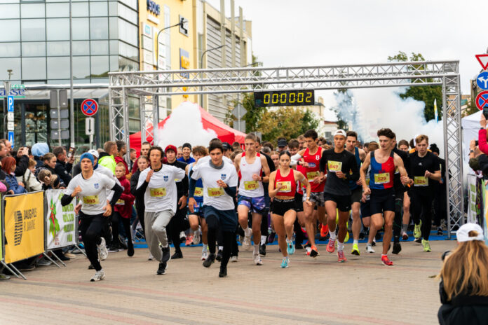 60. Mežciema skrējiens Daugavpilī, Vienības laukumā. 2025. gada 27. septembris. Foto: daugavpils.lv