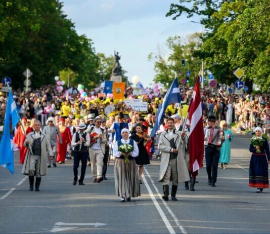 Divi lieli svētki divu nedēļu laikā: Rēzekne aicina uz pilsētas svētkiem un jauniešu festivālu No 31. jūlija līdz 2. augustam Rēzekne svinēs 741. gadadienu. Arī šeit, tāpat kā Daugavpilī, tradicionāli notiek svētku gājieni. Foto no Rēzeknes Kultūras un tūrisma centra Facebook lapas