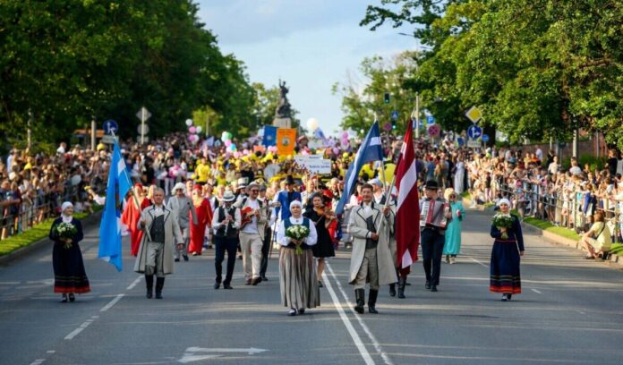 Pilsētas svētku gājiens Rēzeknē No 31. jūlija līdz 2. augustam Rēzekne svinēs 741. gadadienu. Arī šeit, tāpat kā Daugavpilī, tradicionāli notiek svētku gājieni. Foto no Rēzeknes Kultūras un tūrisma centra Facebook lapas