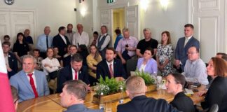 SUVERĒNĀ VARA / APVIENĪBA JAUNLATVIEŠI iesniedz davu sarakstu. Foto: Centrālā vēlēšanu komisija.