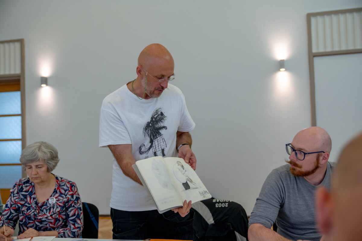 Slavenais mākslinieks un ilustrators Aljoscha Blau pastāstīja, kā ar zīmējuma palīdzību izpaust savu attieksmi pret pilsētu. Foto: Dmitry Fedotkin