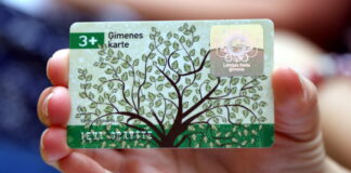 Daudzbērnu ģimenes karte "3+ Ģimenes karte". Foto: Evija Trifanova / LETA