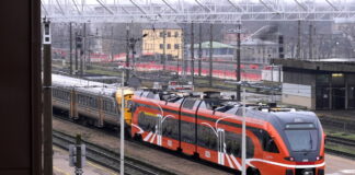 AS "Pasažieru vilciens" dīzeļvilciens un "Elron" pasažieru vilciens Rīgas Centrālajā dzelzceļa stacijā. Foto: Evija Trifanova / LETA