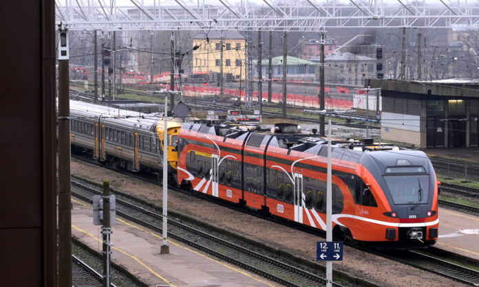 "Elron" pasažieru vilciens AS "Pasažieru vilciens" dīzeļvilciens un "Elron" pasažieru vilciens Rīgas Centrālajā dzelzceļa stacijā. Foto: Evija Trifanova / LETA