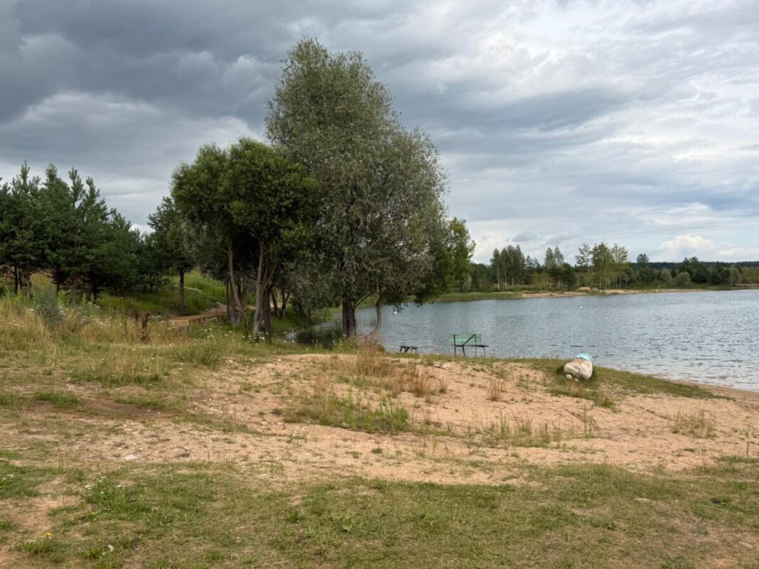 Vieta pie Ruģeļu ūdenskrātuves, kur vēl nesen darbojās veikparks. 2026. gada 23. jūlijā. Foto: Anna Kusiņa Vieta pie Ruģeļu ūdenskrātuves, kur vēl nesen darbojās veikparks. 2026. gada 23. jūlijā. Foto: Anna Kusiņa