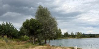 Vieta pie Ruģeļu ūdenskrātuves, kur vēl nesen darbojās veikparks. 2026. gada 23. jūlijā. Foto: Anna Kusiņa