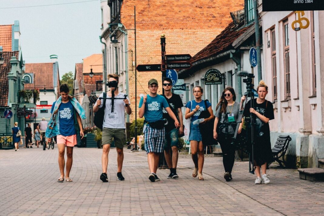 YMS_2 Jaunieši no Latvijas un citām Baltijas valstīm var pieteikties starptautiskajai mediju nometnei „Young Media Sharks”, kas no 24. līdz 29. augustam notiks Siguldā. Ilustratīvs attēls: Young Media Sharks