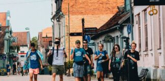 Jaunieši no Latvijas un citām Baltijas valstīm var pieteikties starptautiskajai mediju nometnei „Young Media Sharks”, kas no 24. līdz 29. augustam notiks Siguldā. Ilustratīvs attēls: Young Media Sharks