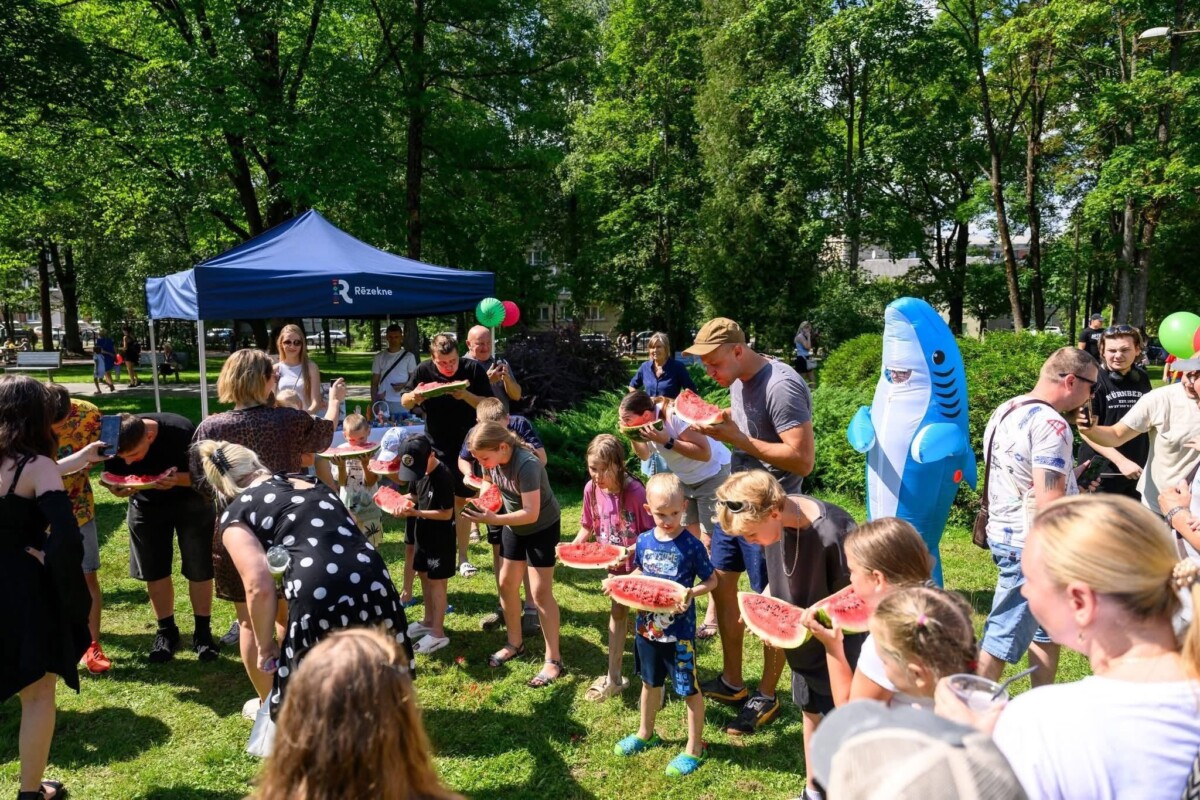 Organizācijas ART MARKET jaunieši piedalās visos lielākajos pasākumos Rēzeknē. Te uzskata, ka visi strādā viena mērķa labā — padarīt Rēzekni jauniešiem interesantāku un palīdzēt viņiem justies kā daļai no pilsētas. Foto: ART MARKET