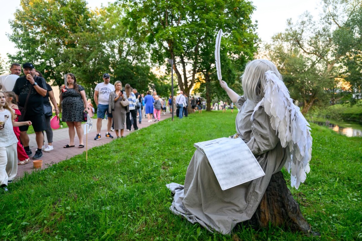 Organizācijas ART MARKET jaunieši piedalās visos lielākajos pasākumos Rēzeknē. Te uzskata, ka visi strādā viena mērķa labā — padarīt Rēzekni jauniešiem interesantāku un palīdzēt viņiem justies kā daļai no pilsētas. Foto: ART MARKET