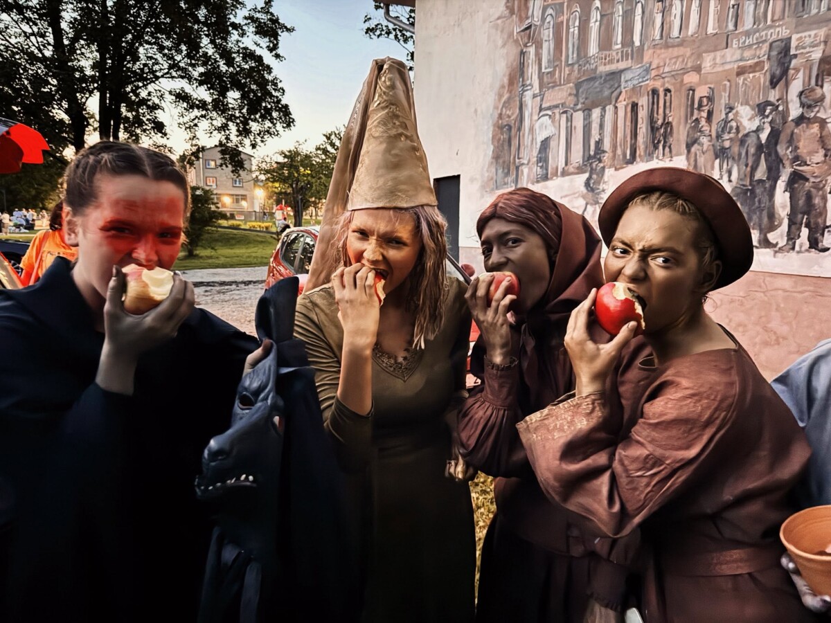 Organizācijas ART MARKET jaunieši piedalās visos lielākajos pasākumos Rēzeknē. Te uzskata, ka visi strādā viena mērķa labā — padarīt Rēzekni jauniešiem interesantāku un palīdzēt viņiem justies kā daļai no pilsētas. Foto: ART MARKET