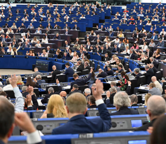 Eiropas Parlaments ierobežoja iespēju atjaunot “Chat Control”. Ko nolēma deputāti, un kāpēc strīds vēl nav beidzies Balsošana Eiropas Parlamentā. Ilustratīvs attēls: European Parliament