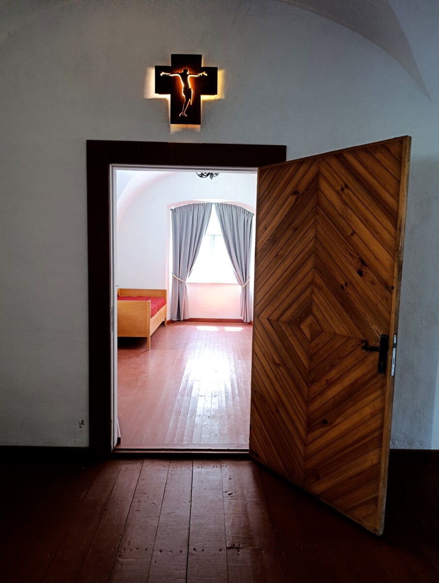 Klostera telpās iespējams arī pārnakšņot – atliek vien sazināties ar prāvestu Ģedrju Maskolaiti. 2026. gada 19. jūnijs. Foto: Evita Savicka