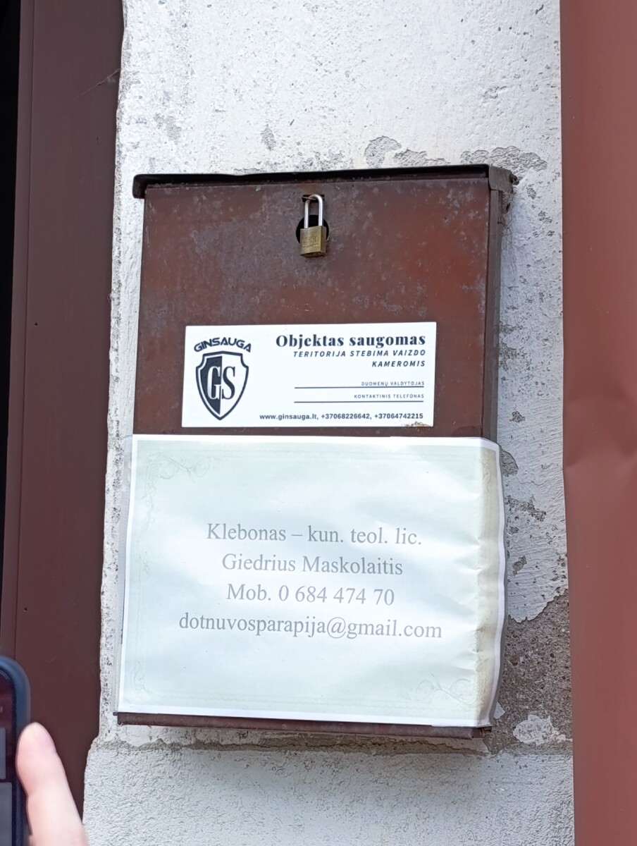 Klostera telpās iespējams arī pārnakšņot – atliek vien sazināties ar prāvestu Ģedrju Maskolaiti. 2026. gada 19. jūnijs. Foto: Evita Savicka