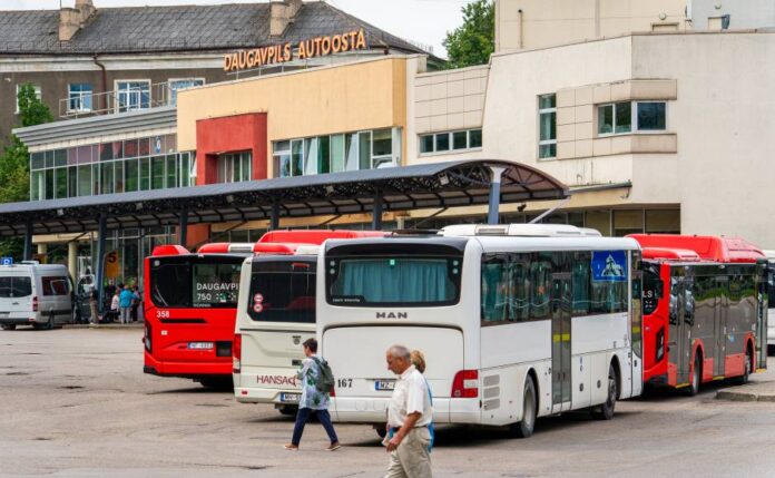 Uz atlaišanu fona Daugavpilī pārvadātāji piedāvā bez maksas apgūt autobusa vadītāja profesiju. Foto: daugavpils.lv Uz atlaišanu fona Daugavpilī pārvadātāji piedāvā bez maksas apgūt autobusa vadītāja profesiju. Foto: daugavpils.lv
