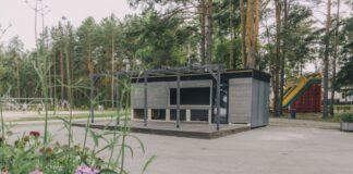Pagaidu kafejnīcas telpa Stropu centrālajā pludmalē. 2026. gada 15. jūlijs. Foto: Jevgeņijs Ratkovs.