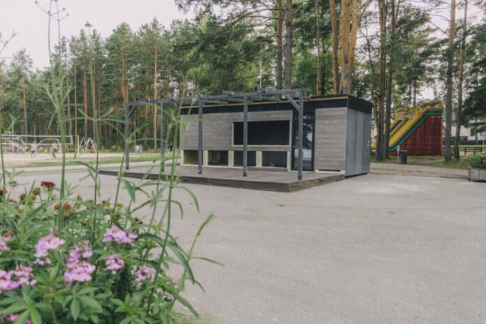 Pagaidu kafejnīcas telpa Stropu centrālajā pludmalē. 2026. gada 15. jūlijs. Foto: Jevgeņijs Ratkovs. Pagaidu kafejnīcas telpa Stropu centrālajā pludmalē. 2026. gada 15. jūlijs. Foto: Jevgeņijs Ratkovs.