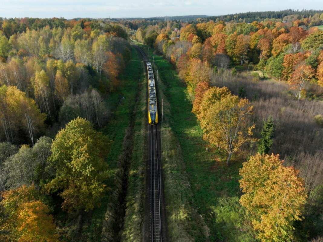 Rudens Tukuma novadā Elektrovilciens "Vivi". Pašlaik ar šādu modernu vilcienu Daugavpils virzienā var nokļūt tikai līdz Aizkrauklei, un pēc tam vairāk nekā divas stundas nāksies braukt ar veco dīzeļvilcienu. Foto: Evija Trifanova / LETA