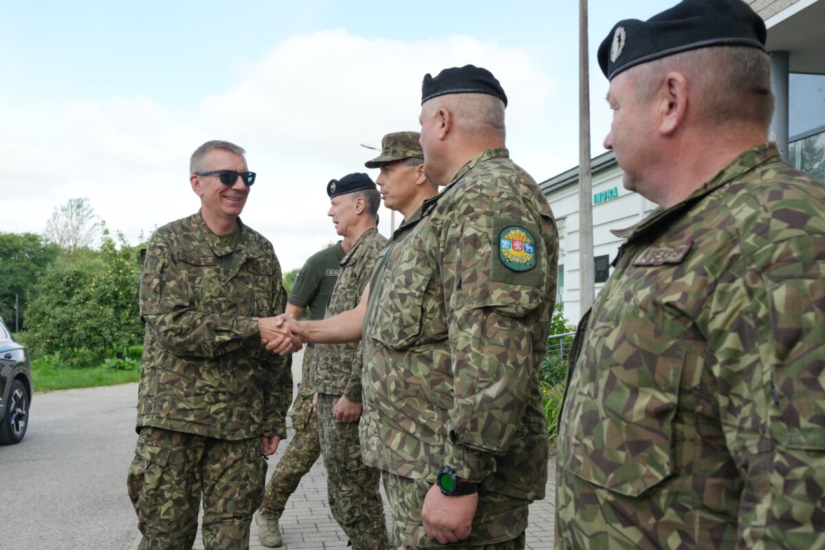 Valsts prezidents Edgars Rinkēvičs iepazīstas ar robežkontroles punkta “Indra” darbību. 2026. gada 17. augusts. Foto: Ilmārs Znotiņš, Valsts prezidenta kanceleja