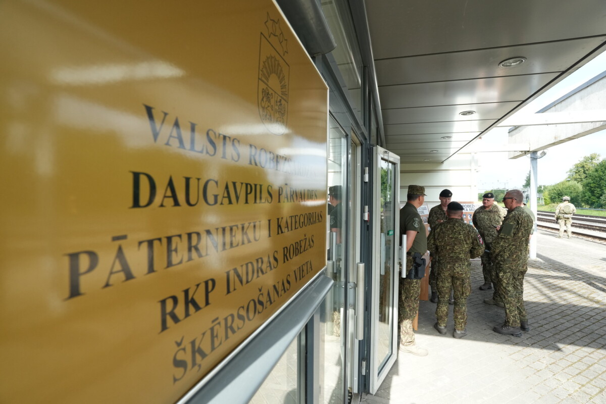 Valsts prezidents Edgars Rinkēvičs iepazīstas ar robežkontroles punkta “Indra” darbību. 2026. gada 17. augusts. Foto: Ilmārs Znotiņš, Valsts prezidenta kanceleja