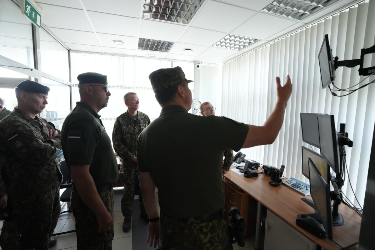 Valsts prezidents Edgars Rinkēvičs iepazīstas ar robežkontroles punkta “Indra” darbību. 2026. gada 17. augusts. Foto: Ilmārs Znotiņš, Valsts prezidenta kanceleja