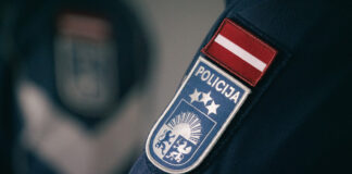 Daugavpilī vīrietim uzvilka galvā maisu un aplaupīja. Policija pabeigusi izmeklēšanu Daugavpilī trīs vīrieši, pēc policijas versijas, izsekoja garāmgājēju, uzvilka viņam galvā maisu un atņēma somu. Ilustratīvs foto: Valsts policija