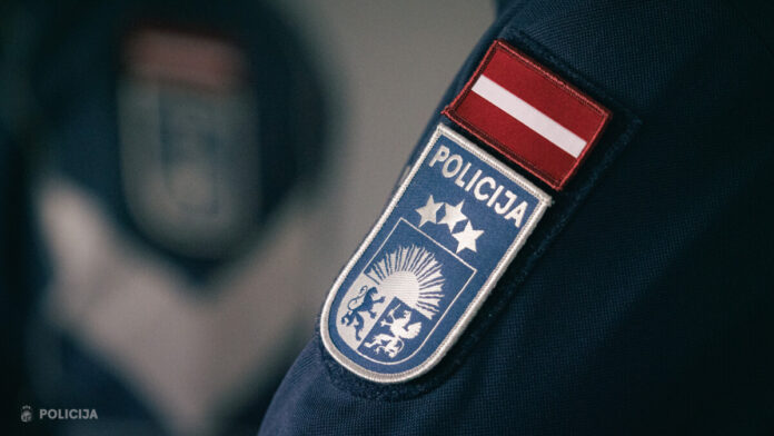 Daugavpilī trīs vīrieši, pēc policijas versijas, izsekoja garāmgājēju, uzvilka viņam galvā maisu un atņēma somu. Ilustratīvs foto: Valsts policija