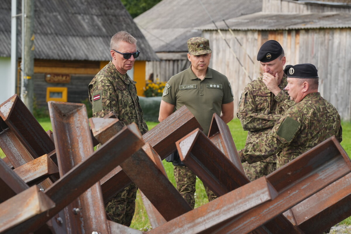 Valsts prezidents Edgars Rinkēvičs iepazīstas ar robežkontroles punkta “Indra” darbību. 2026. gada 17. augusts. Foto: Ilmārs Znotiņš, Valsts prezidenta kanceleja