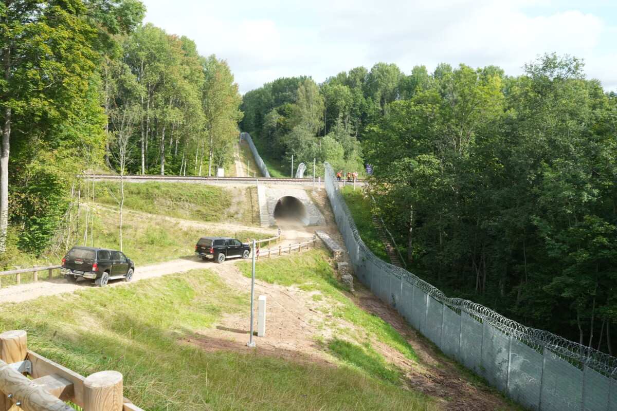 Valsts prezidents Edgars Rinkēvičs iepazīstas ar jaunizbūvēto tuneli zem dzelzceļa sliedēm “Indra - Begosova”. 2026. gada 17. augusts. Foto: Ilmārs Znotiņš, Valsts prezidenta kanceleja