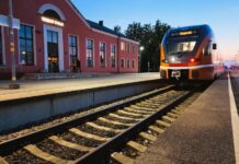 Tiešo vilcienu no Viļņas uz Daugavpili plāno palaist līdz gada beigām Vilciens Stadler FLIRT testa braucienā maršrutā Rīga–Daugavpils–Rīga. Krustpils dzelzceļa stacija, 2026. gada 29. jūnijā. Foto: “Vivi – Vienā vilcienā” / Facebook.