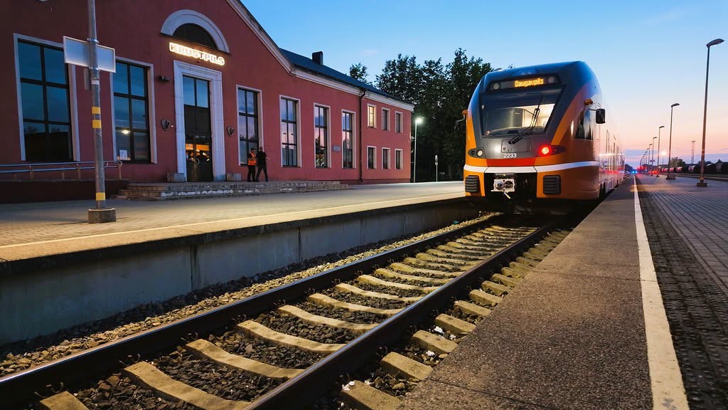 Vilciens Stadler FLIRT testa braucienā maršrutā Rīga–Daugavpils–Rīga. Krustpils dzelzceļa stacija, 2026. gada 29. jūnijā. Foto: “Vivi – Vienā vilcienā” / Facebook. Vilciens Stadler FLIRT testa braucienā maršrutā Rīga–Daugavpils–Rīga. Krustpils dzelzceļa stacija, 2026. gada 29. jūnijā. Foto: “Vivi – Vienā vilcienā” / Facebook.